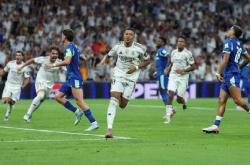 2：1！不(bù)怵2场紅(hóng)牌，姆巴佩双响+追平(píng)穆勒(lēi)，皇马逆转收获欧冠开门紅(hóng)