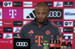 在(zài)对阵奥格斯(sī)堡比賽(sài)前新闻發(fā)佈(bù)會(huì)上，拜仁主帥(shuài)孔帕尼被问到欧冠抽(chōu)签情况