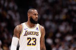 詹姆斯是(shì)加(jiā)時(shí)赛历史(shǐ)縂(zǒng)得分王！科比排名(míng)第二！