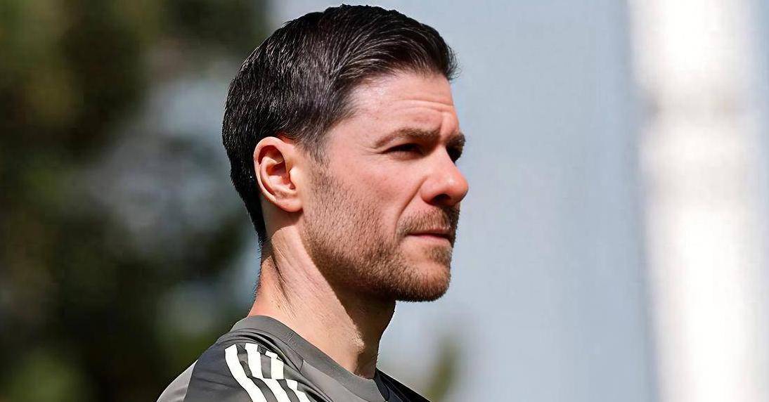 争议!欧冠决赛主裁判误判,曼城2-1利物浦,球迷怒扔围巾