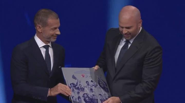 欧战全满贯！欧冠抽签仪式上，切尔西获颁欧足联特殊纪念牌