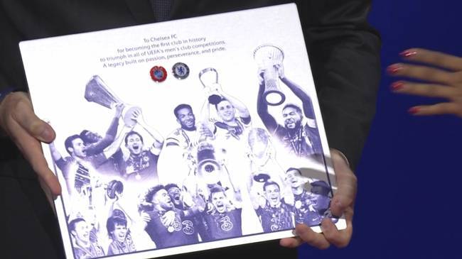 欧战全满贯！欧冠抽签仪式上，切尔西获颁欧足联特殊纪念牌