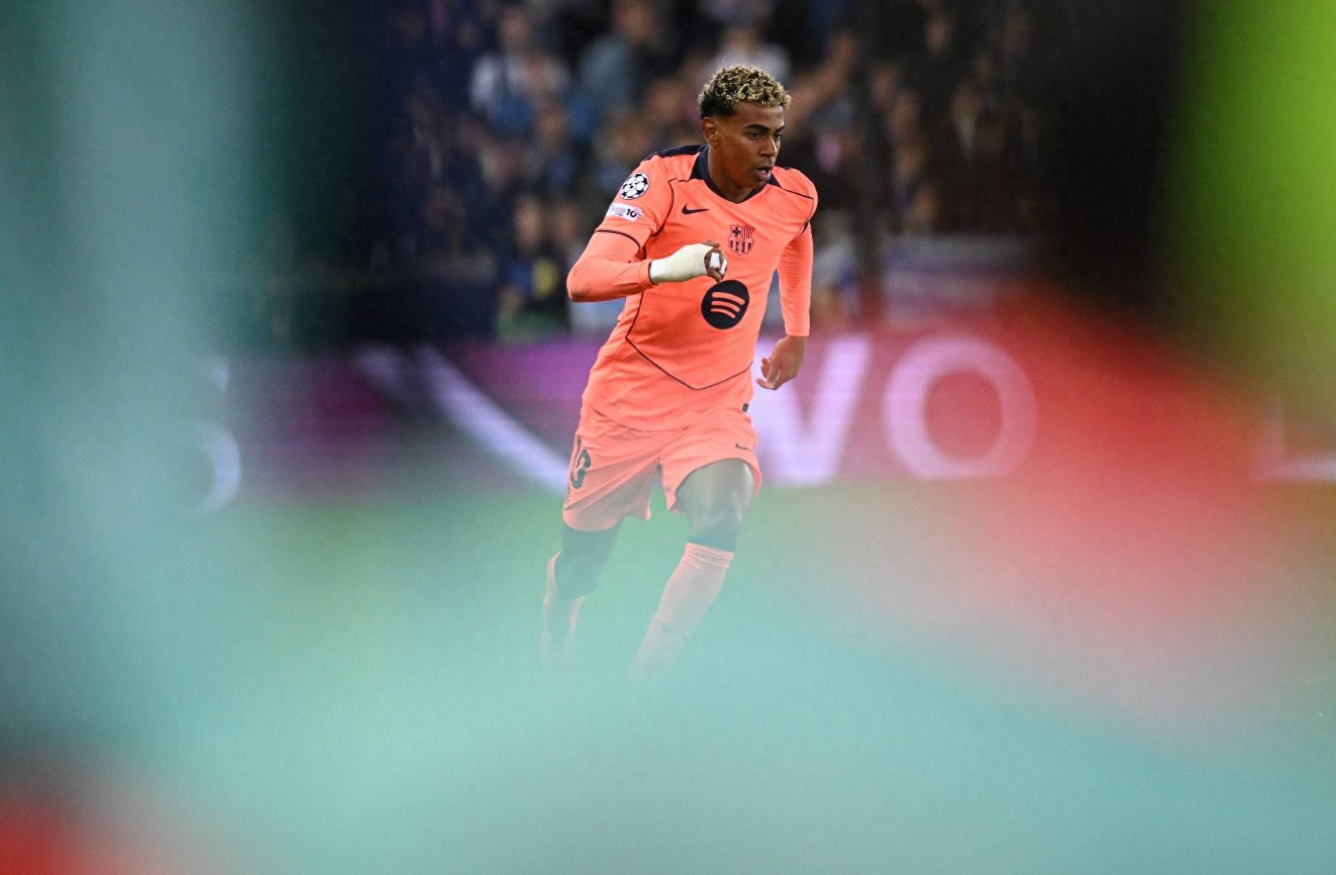 亚马尔德容身背黄牌，巴萨四名主力面临欧冠停赛风险