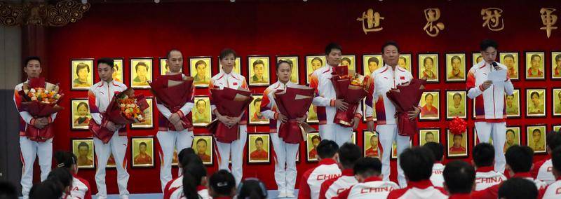 体操世界冠军登榜仪式在京举行 两位新科冠军登榜