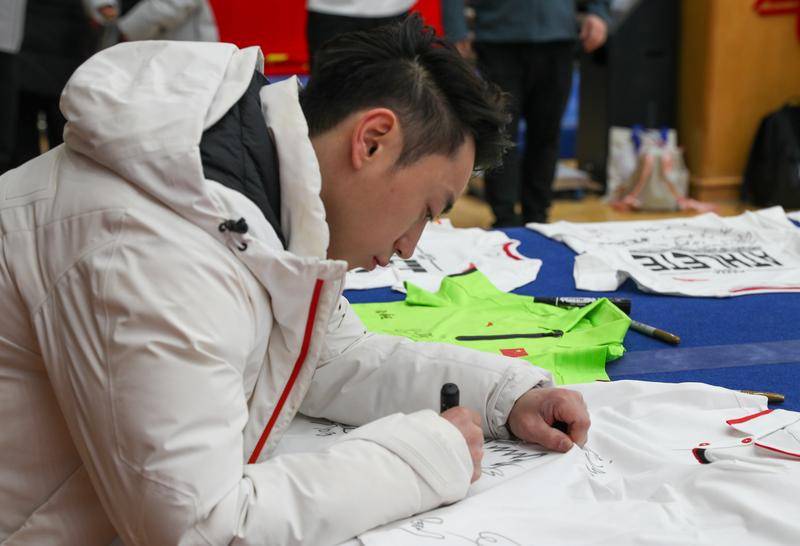 体操世界冠军登榜仪式在京举行 两位新科冠军登榜