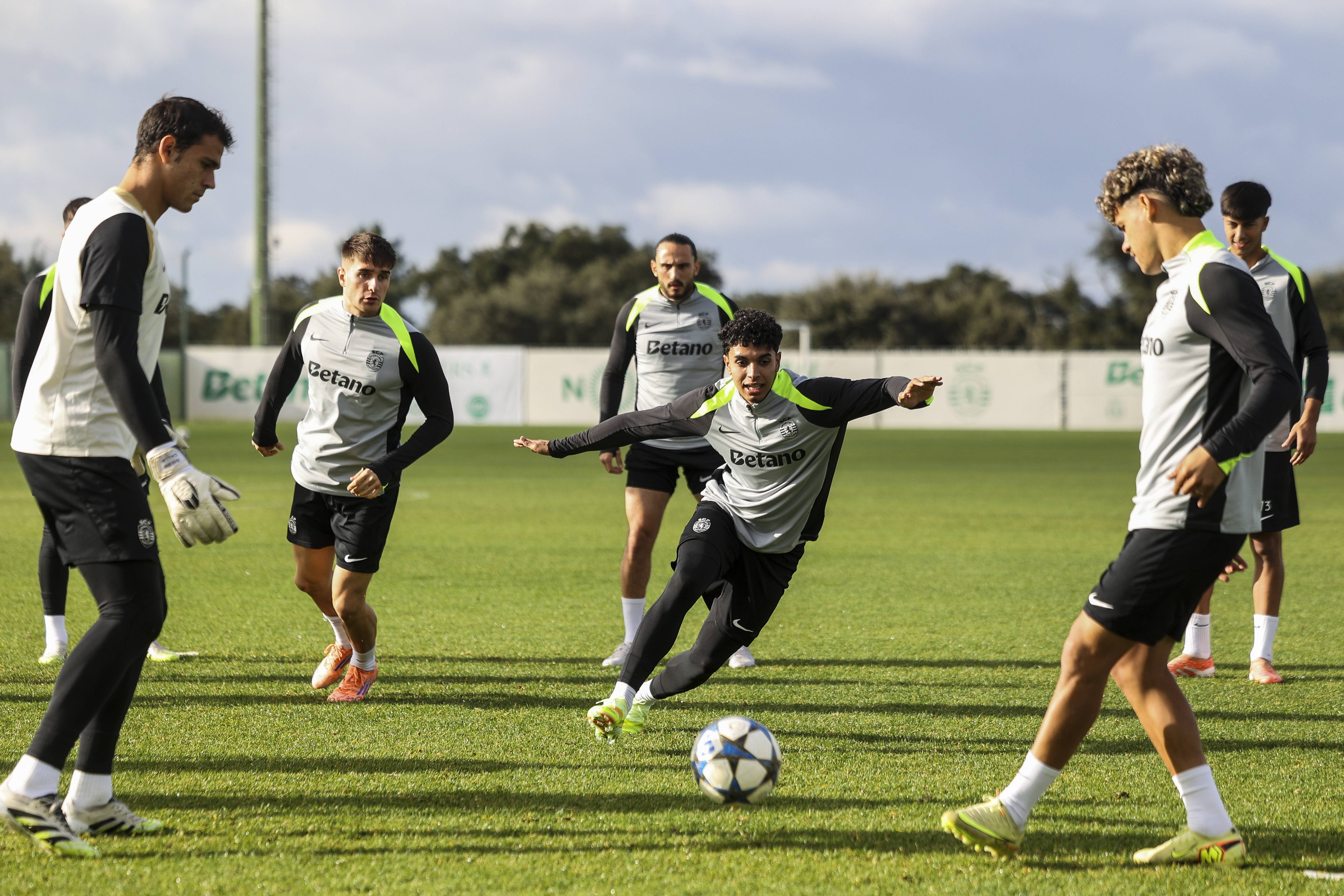 （外代二线）足球——欧冠联赛：葡萄牙体育赛前备战